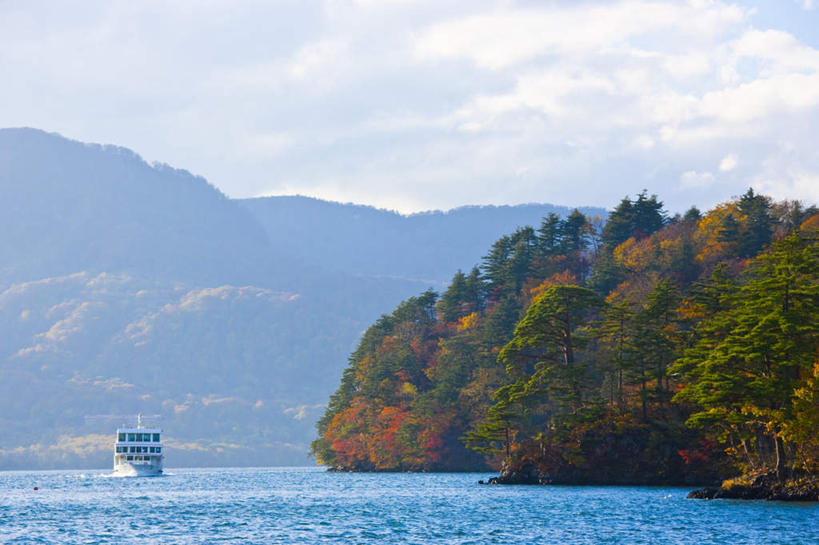 无人,横图,室外,白天,正面,旅游,度假,湖,湖泊,美景,山,山脉,水,船,日本,亚洲,一艘,朦胧,模糊,湖面,景观,山峰,水流,水面,云,云朵,游艇,山峦,云彩,娱乐,蓝色,白云,蓝天,天空,自然,交通工具,湖水,群山,天,驾驶,行驶,享受,休闲,景色,放松,晴朗,操纵,控制,自然风光,载具,东亚,操控,本州,本州岛,日本国,青森,青森县,东北地方,把持,十和田市,晴空,彩图