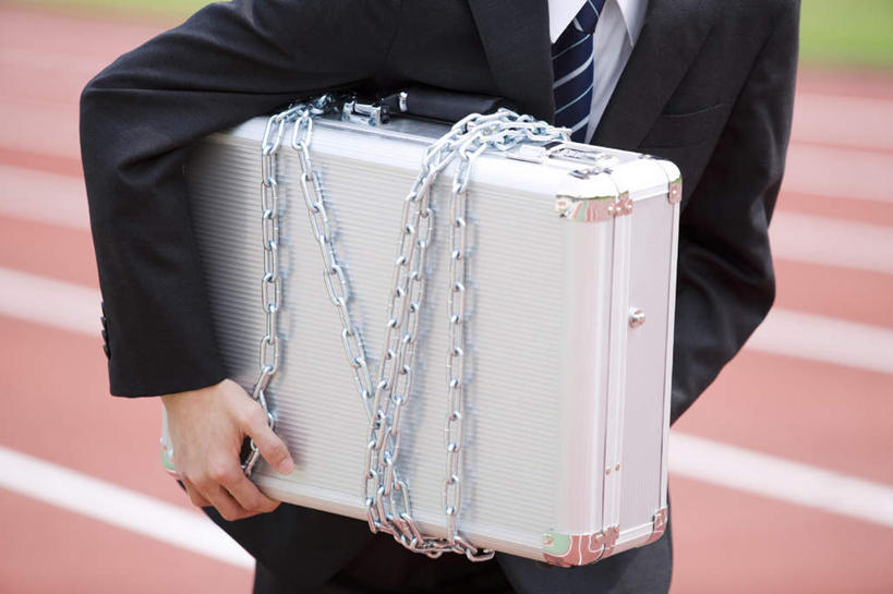 东方人,一个人,商务人士,商务男性,走,抱,横图,俯视,室外,白天,衬衫,安全,手提箱,亚洲,仅一个男性,仅一个人,握,套装,朦胧,模糊,跑道,拿,拿着,黄种人,仅一个年轻男性,一个,箱子,握着,铁链,单个,抱着,保护,链条,搂着,保险,商务装,私密,工薪阶层,密码箱,男人,男性,年轻男性,亚洲人,白领,上班族,步行,怀抱,搂,搂抱,散步,相抱,拥抱,走路,半身,彩图,高角度拍摄,衬衣