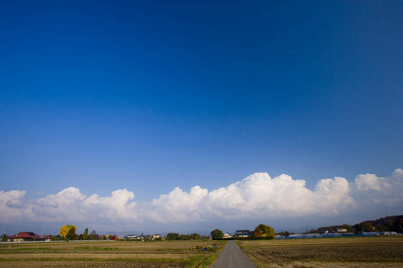 无人,家,横图,室外,白天,正面,旅游,度假,美景,别墅,城市风光,城市,道路,建筑,路,日本,亚洲,朦胧,模糊,房屋,屋子,景观,云,云朵,公寓,小路,交通,云彩,娱乐,建设,洋房,楼房,住宅,蓝色,白云,蓝天,天空,自然,天,享受,休闲,景色,放松,晴朗,自然风光,东亚,本州,本州岛,日本国,岩手,岩手县,东北地方,晴空,彩图,房子