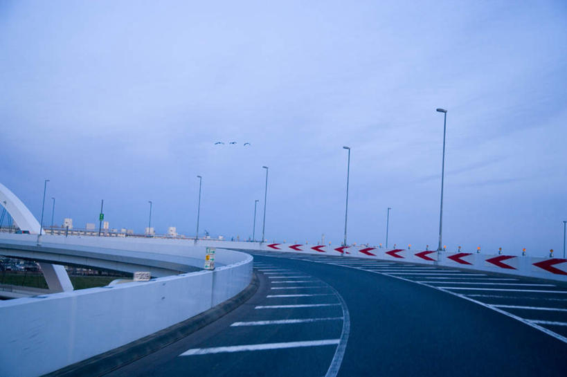 无人,横图,室外,白天,正面,旅游,度假,道路,路,路灯,公路,照明,东京,日本,亚洲,一排,许多,阴影,整齐,反射,影子,云,云朵,灯光,分界线,停车线,交通,云彩,娱乐,灯,排列,蓝色,白云,蓝天,天空,天,享受,休闲,放松,晴朗,车行道,车行道分界线,照亮,照明设备,队列,标线,东亚,车行线,本州,关东地方,本州岛,日本国,东京都,晴空,马路,彩图