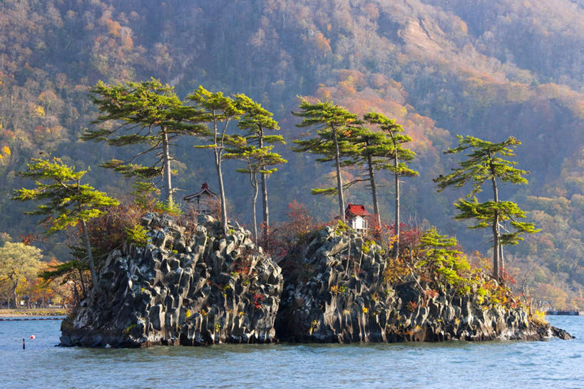 无人,横图,室外,白天,正面,旅游,度假,湖,湖泊,礁石,石头,美景,山,山脉,水,植物,日本,亚洲,一排,阴影,朦胧,模糊,整齐,光线,石子,影子,湖面,景观,山峰,水流,水面,山峦,娱乐,树,树木,排列,绿色,阳光,自然,湖水,群山,享受,休闲,景色,放松,生长,成长,队列,自然风光,东亚,本州,本州岛,日本国,青森,青森县,东北地方,礁,石块,岩石,彩图