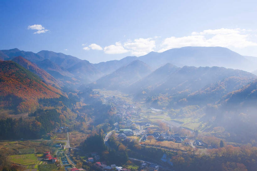 无人,横图,俯视,航拍,室外,白天,旅游,度假,美景,山,山脉,树林,植物,雾,日本,亚洲,覆盖,朦胧,模糊,景观,山峰,云,云朵,山峦,云彩,娱乐,树,树木,蓝色,绿色,白云,蓝天,天空,自然,群山,天,包围,享受,休闲,景色,放松,生长,晴朗,成长,迷雾,鸟瞰,自然风光,东亚,本州,本州岛,日本国,东北地方,山形,山形县,笼罩,大雾,晴空,彩图,高角度拍摄