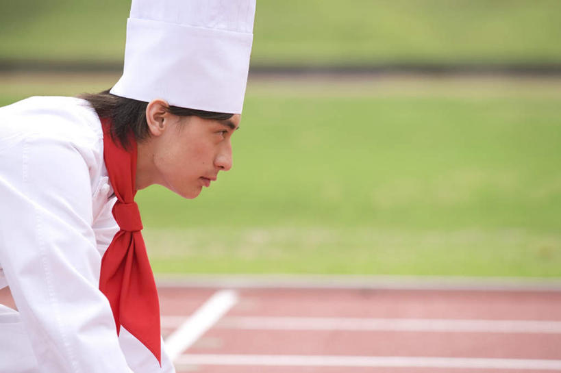 东方人,一个人,厨师,站,横图,室外,白天,侧面,草地,草坪,植物,帽子,亚洲,仅一个男性,仅一个人,起跑,服装,朦胧,模糊,装饰,跑道,注视,休闲装,黄种人,草,仅一个年轻男性,一个,衣服,红色,绿色,围巾,观察,看,站着,休闲,温暖,休闲服,服饰,单个,围脖,观看,保暖,华丽,点缀,察看,御寒,关注,预备,厨师帽,衬托,美观,雅致,雅观,男人,男性,年轻男性,亚洲人,厨师长,厨子,大厨,主厨,抬头,仰头,站立,半身,彩图