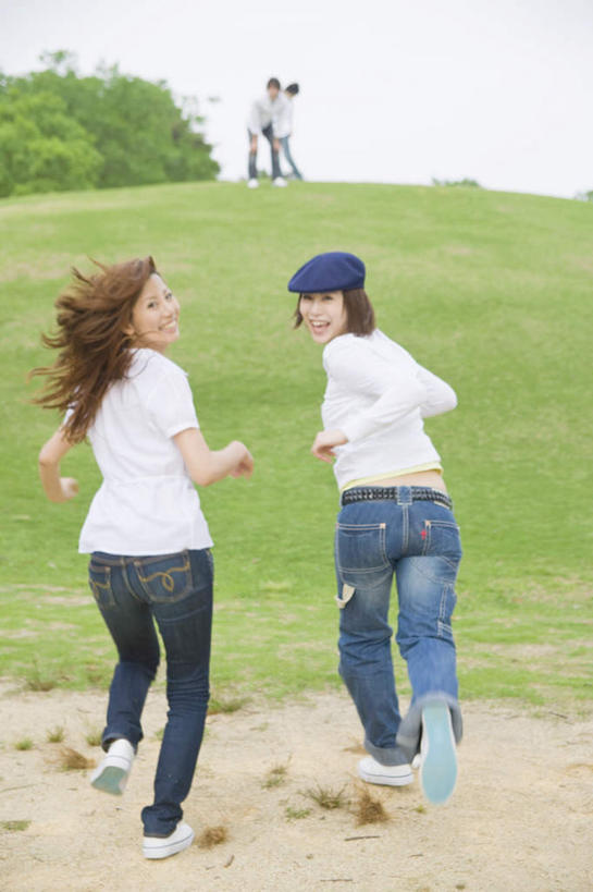 东方人,两个人,伙伴,朋友,跑,笑,微笑,露齿笑,竖图,室外,白天,锻炼,旅游,度假,友谊,运动,草地,草坪,美景,植物,帽子,亚洲,阴影,服装,朦胧,模糊,光线,影子,景观,扭头,休闲装,黄种人,娱乐,草,树,树木,背面,衣服,蓝色,绿色,蓝天,天空,阳光,自然,天,转头,享受,休闲,休闲服,景色,放松,服饰,生长,晴朗,成长,自然风光,贝雷帽,万里无云,体育,友情,年轻女性,女人,女性,亚洲人,晴空,晴空万里,跑步,彩图,全身,健身