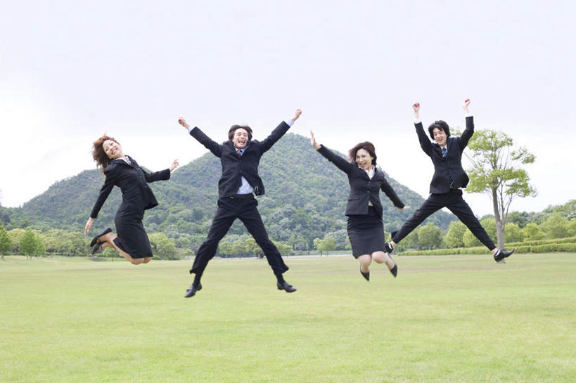 东方人,四个人,伙伴,朋友,商务人士,商务男性,商务女性,跳,举,笑,微笑,露齿笑,横图,室外,白天,正面,衬衫,友谊,合作,团队,草地,草坪,植物,亚洲,套装,欢呼,山川,半空,黄种人,草,树,树木,蓝色,绿色,蓝天,天空,自然,天,托,战略,生长,晴朗,成长,商务装,工薪阶层,万里无云,联合,合谋,配合,协作,男人,男性,年轻男性,年轻女性,女人,女性,亚洲人,白领,上班族,晴空,晴空万里,举起,举手,举着,跳跃,向上举,向上伸,向上托,彩图,全身,衬衣
