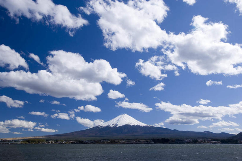 无人,横图,室外,白天,仰视,旅游,度假,火山,美景,标志建筑,地标,建筑,富士山,静冈县,日本,亚洲,景观,建筑群,娱乐,建设,蓝色,蓝天,天空,自然,天,享受,休闲,景色,放松,晴朗,自然风光,东亚,本州,万里无云,本州岛,日本国,中部地方,静冈,山梨,山梨县,活火山,死火山,休眠火山,晴空,晴空万里,彩图,低角度拍摄,富士河口湖町