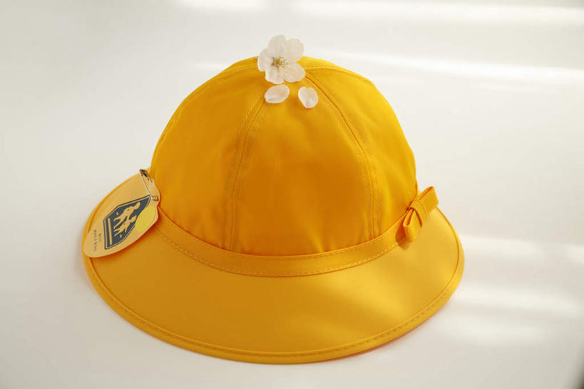 无人,横图,俯视,室内,特写,白天,白色背景,樱花,帽子,盛开,挂牌,别针,一枚,花蕾,花,花瓣,花朵,鲜花,一朵,一个,黄色,白色,遮阳帽,花苞,花蕊,单个,仙樱花,福岛樱,青肤樱,一顶,荆桃,彩图,高角度拍摄