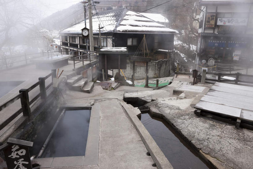 无人,家,横图,俯视,室外,白天,旅游,度假,美景,水,温泉,雪,雾,大雪,城市风光,标志建筑,城市,地标,建筑,长野县,日本,亚洲,沸腾,著名,蒸汽,房屋,屋子,池塘,积雪,景点,景观,雪景,冬季,冬天,公寓,水蒸气,娱乐,建设,洋房,楼房,住宅,蓝色,蓝天,天空,天,享受,休闲,景色,放松,寒冷,晴朗,东亚,本州,万里无云,本州岛,日本国,中部地方,长野,蒸发,严寒,闻名,晴空,晴空万里,彩图,高角度拍摄,房子