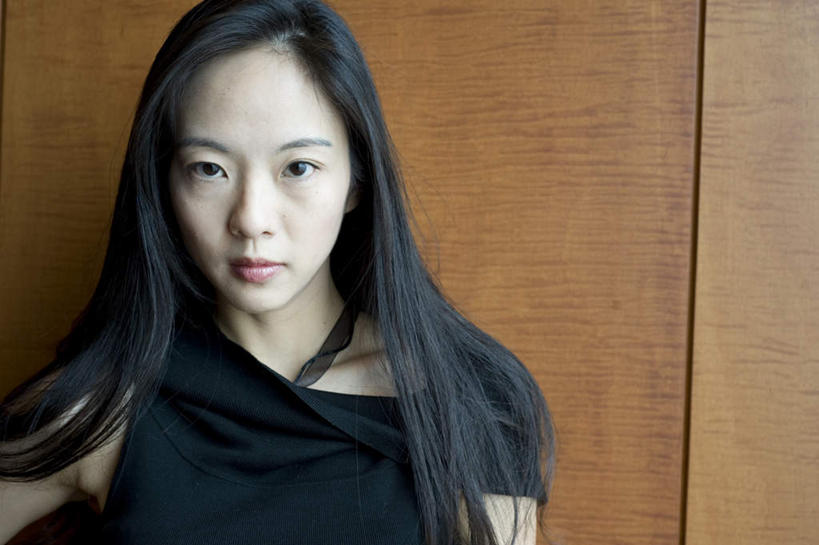 东方人,一个人,站,横图,室内,特写,白天,正面,亚洲,仅一个年轻女性,仅一个女性,仅一个人,木制,墙,黄种人,手叉腰,墙壁,墙面,黑色,木制品,叉腰,站着,年轻女性,女人,女性,亚洲人,长发,站立,半身,彩图,礼服