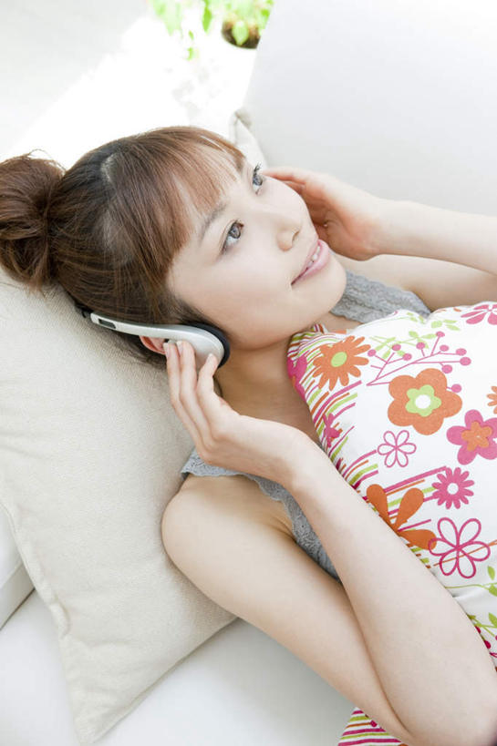 东方人,一个人,躺,笑,微笑,露齿笑,竖图,俯视,室内,白天,快乐,满意,幸福,靠垫,沙发,亚洲,仅一个年轻女性,仅一个女性,仅一个人,戴,握,靠枕,音响,音乐,拿,拿着,黄种人,娱乐,一个,白色,耳机,抱枕,枕头,享受,休闲,放松,握着,单个,戴着,舒适,享乐,布艺沙发,卧着,年轻女性,女人,女性,亚洲人,躺着,卧,半身,彩图,高角度拍摄
