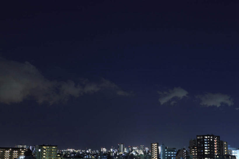 无人,高楼大厦,横图,室外,夜晚,仰视,度假,美景,城市风光,城市,大厦,建筑,摩天大楼,东京,日本,亚洲,景观,云,云朵,建筑群,云彩,娱乐,建设,蓝色,白云,蓝天,天空,天,享受,休闲,景色,放松,晴朗,东亚,本州,关东地方,本州岛,日本国,东京都,灯火辉煌,繁荣,晴空,彩图,低角度拍摄,大楼,高层建筑,高楼,摩天楼