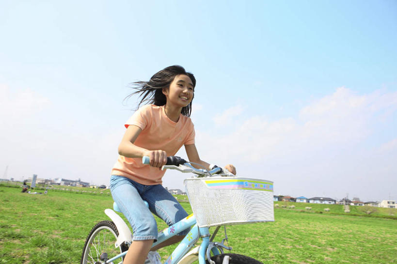 一个人,家,笑,微笑,露齿笑,横图,室外,白天,仰视,旅游,度假,草地,草坪,美景,植物,别墅,城市风光,城市,建筑,自行车,仅一个年轻女性,仅一个女性,仅一个人,阴影,光线,影子,房屋,屋子,景观,云,云朵,公寓,建筑群,云彩,娱乐,建设,洋房,楼房,住宅,车,脚踏车,草,骑,蓝色,绿色,黑色,白云,蓝天,天空,阳光,交通工具,天,享受,休闲,景色,放松,晴朗,载具,年轻女性,女人,女性,长发,晴空,半身,彩图,低角度拍摄,房子