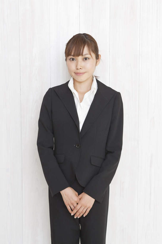 东方人,一个人,商务人士,商务女性,站,笑,微笑,竖图,室内,白天,白色背景,正面,亚洲,仅一个年轻女性,仅一个女性,仅一个人,套装,木制,木板,墙,黄种人,墙壁,墙面,木制品,手放前,站着,摄影,影棚,商务装,工薪阶层,年轻女性,女人,女性,亚洲人,白领,上班族,站立,半身,彩图,影棚拍摄,拍摄