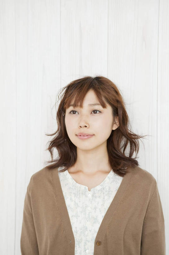 东方人,一个人,站,笑,微笑,竖图,室内,白天,白色背景,正面,亚洲,仅一个年轻女性,仅一个女性,仅一个人,服装,休闲装,黄种人,衣服,灰色,站着,一件,休闲,休闲服,摄影,服饰,影棚,年轻女性,女人,女性,亚洲人,长发,卷发,站立,半身,彩图,影棚拍摄,拍摄