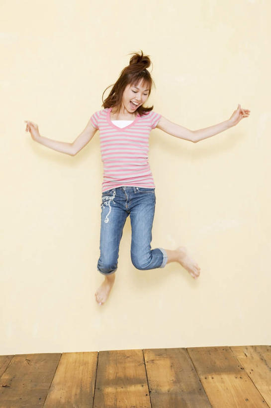 东方人,一个人,跳,伸展双臂,笑,微笑,露齿笑,竖图,室内,白天,正面,地板,亚洲,仅一个年轻女性,仅一个女性,仅一个人,黄色背景,服装,裤子,墙,地面,牛仔裤,休闲装,黄种人,木地板,墙壁,墙面,衣服,粉色,黄色,蓝色,休闲,辫子,休闲服,摄影,服饰,影棚,年轻女性,女人,女性,亚洲人,长发,敞开双臂,伸开双臂,跳跃,展开双肩,张开手臂,张开双臂,彩图,全身,影棚拍摄,拍摄