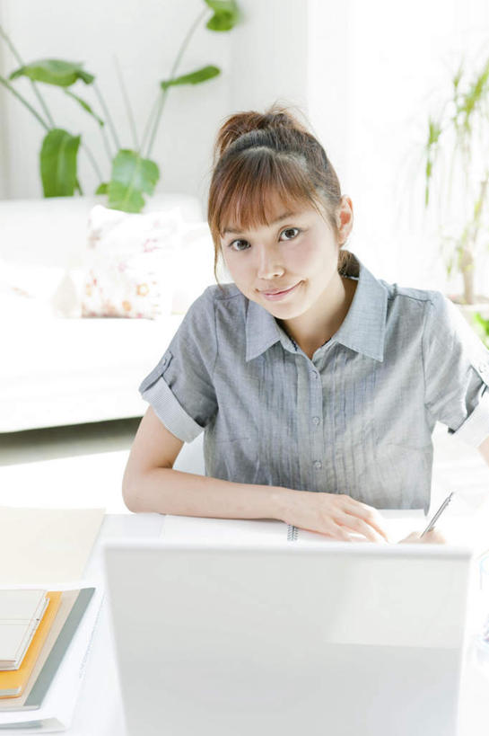 东方人,一个人,办公室,客厅,笑,微笑,竖图,俯视,室内,白天,电脑,显示器,鼠标,键盘,植物,家具,沙发,桌子,亚洲,仅一个年轻女性,仅一个女性,仅一个人,许多,撑,握,装饰,网络,笔,盆栽,办公桌,墙,办公用品,记事本,盆景,一颗,拿,拿着,注视,黄种人,输入设备,通讯设备,墙壁,墙面,文具,绿色,白色,自然,本子,笔记本,学习用品,打开,观察,看,台式电脑,握着,生长,成长,观看,华丽,修饰,一台,文具用品,点缀,察看,起居室,撑着,开启,关注,通信设备,布艺沙发,输出设备,办公家具,衬托,美观,雅致,雅观,年轻女性,女人,女性,亚洲人,半身,彩图,高角度拍摄