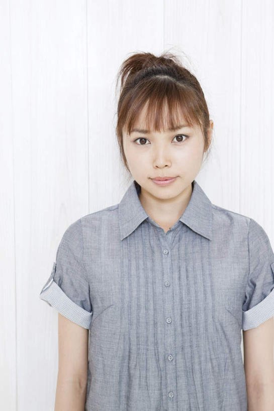 东方人,一个人,站,笑,微笑,竖图,室内,白天,白色背景,正面,亚洲,仅一个年轻女性,仅一个女性,仅一个人,服装,休闲装,黄种人,衣服,蓝色,站着,休闲,辫子,短袖,休闲服,摄影,服饰,影棚,年轻女性,女人,女性,亚洲人,长发,站立,半身,彩图,影棚拍摄,拍摄