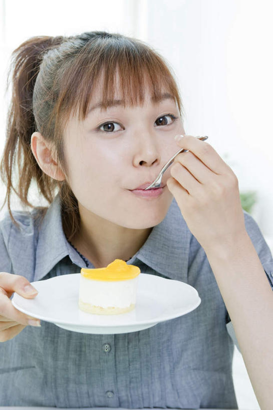 点心,坐,吃,竖图,室内,白天,正面,下午茶,餐具,叶子,一块,握,服装,装饰,勺子,食品,绿叶,拿,拿着,休闲装,食物,糕点,一个,衣服,蓝色,盘子,调羹,汤匙,休闲,辫子,休闲服,嫩叶,握着,服饰,单个,华丽,修饰,点缀,衬托,美观,雅致,雅观,叶,叶片,进餐用具,烹调用具,嚼,食,坐着,半身,彩图,蛋糕