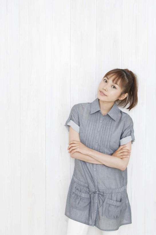 东方人,一个人,站,双手交叉,竖图,室内,白天,白色背景,正面,亚洲,仅一个年轻女性,仅一个女性,仅一个人,服装,木制,木板,墙,休闲装,黄种人,墙壁,墙面,衣服,蓝色,木制品,站着,休闲,辫子,休闲服,摄影,服饰,影棚,双手抱胸,年轻女性,女人,女性,亚洲人,站立,半身,彩图,影棚拍摄,拍摄