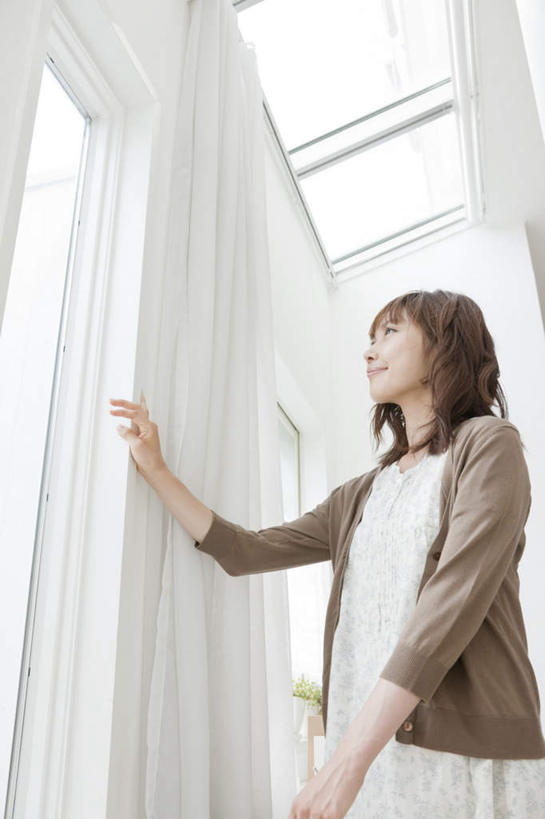 东方人,一个人,客厅,站,竖图,室内,白天,仰视,窗户,窗帘,落地窗,亚洲,仅一个年轻女性,仅一个女性,仅一个人,服装,墙,咖啡色,注视,休闲装,黄种人,玻璃窗,墙壁,墙面,衣服,白色,扶,观察,看,站着,休闲,休闲服,服饰,观看,察看,起居室,扶着,关注,年轻女性,女人,女性,亚洲人,站立,半身,彩图,低角度拍摄