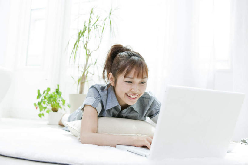 东方人,一个人,笑,微笑,露齿笑,横图,室内,白天,正面,电脑,笔记本电脑,植物,靠垫,亚洲,仅一个年轻女性,仅一个女性,仅一个人,一根,敲打,服装,装饰,网络,盆栽,毯子,靠枕,盆景,休闲装,黄种人,输入,通讯设备,一个,衣服,绿色,白色,黑色,自然,抱枕,枕头,打字,趴着,休闲,辫子,休闲服,服饰,生长,单个,成长,点击,华丽,修饰,敲击,点缀,无线,通信设备,无线网络,无线上网,便携式电脑,衬托,美观,雅致,雅观,按键,手提电脑,年轻女性,女人,女性,亚洲人,趴,半身,彩图