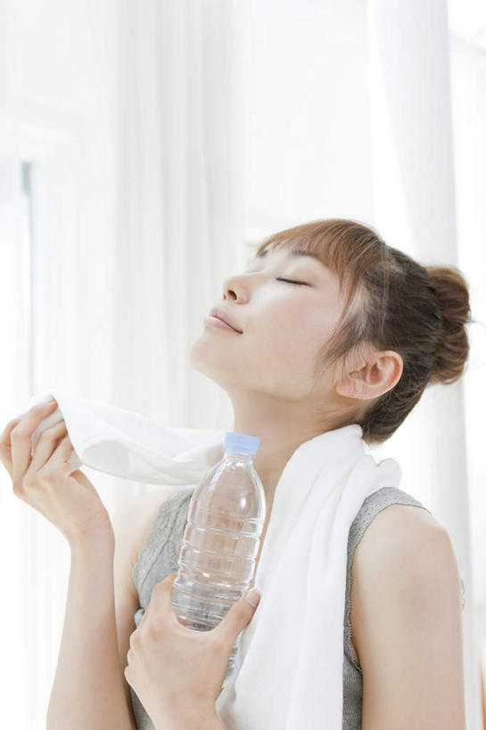 东方人,一个人,闭眼,竖图,室内,白天,侧面,锻炼,运动,窗帘,亚洲,仅一个年轻女性,仅一个女性,仅一个人,一块,擦,握,透明,黄种人,白色,瓶子,塑料制品,毛巾,塑料瓶,放松,擦拭,握着,汗水,盘头,体育,年轻女性,女人,女性,亚洲人,闭眼睛,闭着眼,闭着眼睛,半身,彩图,健身