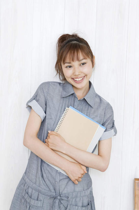 东方人,站,抱,笑,微笑,露齿笑,竖图,室内,白天,正面,亚洲,许多,服装,木制,材料,档案,木板,文件,墙,休闲装,黄种人,墙壁,墙面,衣服,黑色,木制品,资料,站着,休闲,辫子,休闲服,服饰,抱着,搂着,文档,亚洲人,怀抱,搂,搂抱,相抱,拥抱,站立,半身,彩图