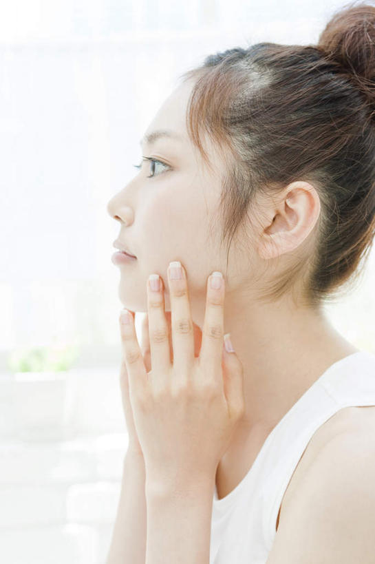 东方人,脸,头,脸颊,手,一个人,站,举,摸,竖图,室内,特写,白天,侧面,亚洲,仅一个年轻女性,仅一个女性,仅一个人,抚摸,朦胧,模糊,注视,黄种人,观察,看,托,站着,手部,观看,察看,关注,年轻女性,女人,女性,亚洲人,头部,脸部,脸蛋,面部,触摸,接触,举起,举手,举着,向上举,向上伸,向上托,站立,半身,彩图