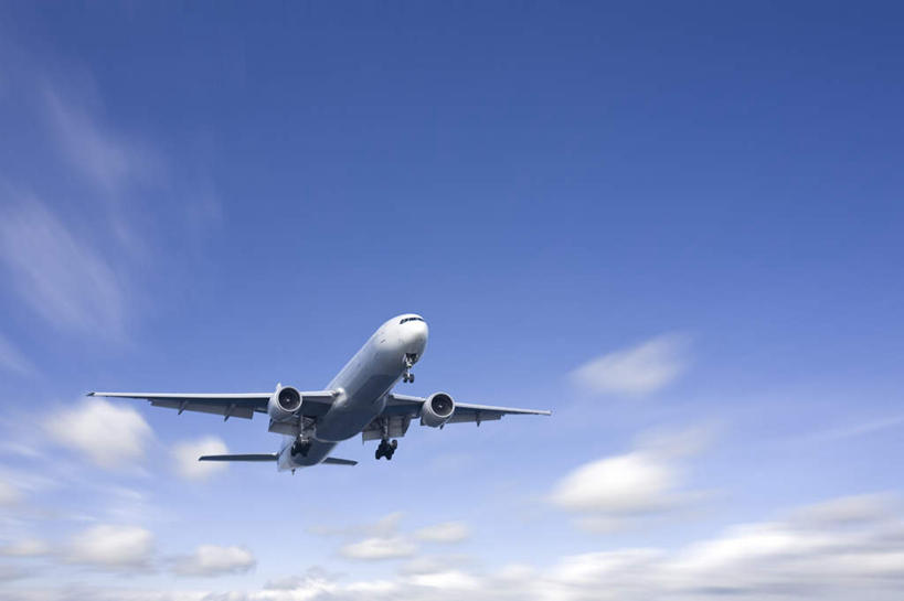 无人,横图,室外,白天,仰视,飞机,飞翔,朦胧,模糊,飞行,云,云朵,交通,云彩,航空,蓝色,白云,蓝天,天空,交通工具,天,运输,一架,晴朗,客机,载具,晴空,彩图,低角度拍摄