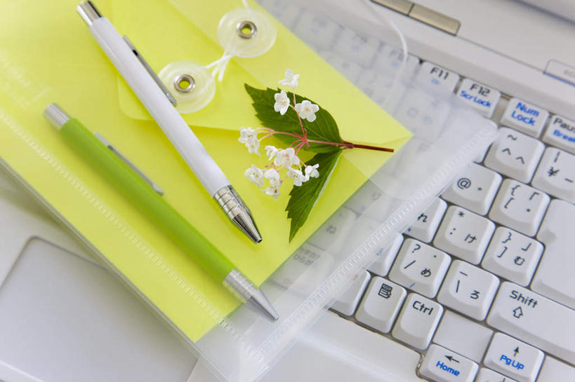 无人,办公室,横图,俯视,室内,特写,白天,键盘,家具,桌子,静物,朦胧,模糊,装饰,盛开,笔,标志,文字,字符,字母,办公桌,办公用品,钢笔,圆珠笔,花蕾,输入设备,通讯设备,标识,文具,花,花瓣,花朵,鲜花,一朵,白色,假花,学习用品,花苞,花蕊,华丽,修饰,文具用品,点缀,通信设备,办公家具,衬托,美观,雅致,雅观,彩图,高角度拍摄,人造花