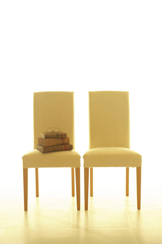 无人,竖图,室内,特写,白天,白色背景,正面,静物,书籍,椅子,一堆,一副,一排,堆叠,堆积,整齐,眼镜,木椅,排列,两个,三本,摄影,影棚,堆,队列,近视眼镜,书,图书,彩图,影棚拍摄,拍摄