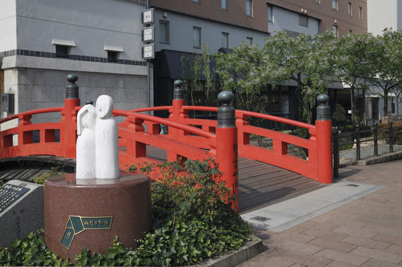 无人,横图,室外,白天,正面,旅游,度假,草地,草坪,名胜古迹,植物,标志建筑,地标,建筑,雕塑,日本,亚洲,阴影,遗迹,艺术,装饰,光线,雕刻,雕像,木板,影子,桥,木桥,古迹,文物,娱乐,建设,古建筑,石雕,栈桥,草,树,树木,一个,绿色,阳光,自然,工艺品,享受,休闲,旅游胜地,放松,生长,单个,成长,纪念,人行桥,木板桥,美术,主题,陈列,古文明,东亚,高知,日本国,高知县,功能,美学,四国地方,四国,四国岛,播磨屋桥,彩图