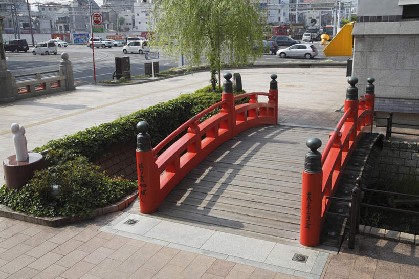 无人,横图,俯视,室外,白天,旅游,度假,草地,草坪,名胜古迹,植物,标志建筑,道路,地标,建筑,路,公路,汽车,日本,亚洲,阴影,遗迹,光线,木板,影子,桥,木桥,交通,古迹,文物,娱乐,建设,古建筑,栈桥,车,草,树,树木,绿色,阳光,自然,交通工具,轿车,享受,休闲,旅游胜地,放松,生长,成长,人行桥,木板桥,载具,古文明,东亚,高知,日本国,高知县,四国地方,四国,四国岛,播磨屋桥,马路,彩图,高角度拍摄