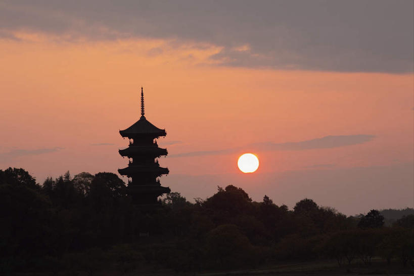 无人,寺庙,横图,室外,白天,正面,旅游,度假,日出,美景,太阳,植物,日本,亚洲,节日,景观,朝霞,晨曦,黎明,燃烧,文化,娱乐,树,树木,绿色,阳光,自然,香火,庙宇,祈祷,享受,休闲,健康,景色,放松,许愿,宗教,信仰,生长,成长,纪念,祈求,自然风光,东亚,本州,本州岛,日本国,中国地方,冈山,冈山县,高粱市,平安,朝阳,彩图,破晓,庙,寺