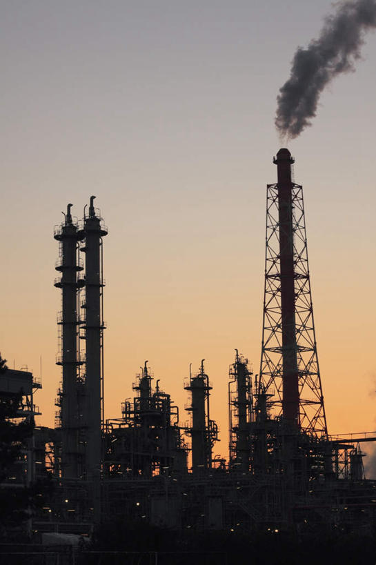 无人,工厂,竖图,室外,白天,仰视,旅游,度假,烟囱,美景,日落,日本,亚洲,环保,电力,电线,电线杆,线,景观,晚霞,霞光,烟雾,电能,线路,娱乐,蓝色,蓝天,天空,自然,黄昏,天,享受,休闲,景色,彩霞,放松,晴朗,电,电源,污染,回收,资源,自然风光,能量,利用,低碳,东亚,循环,本州,万里无云,三重县,本州岛,日本国,近畿地方,近畿,三重,晴空,晴空万里,夕阳,彩图,低角度拍摄,工地,制造厂