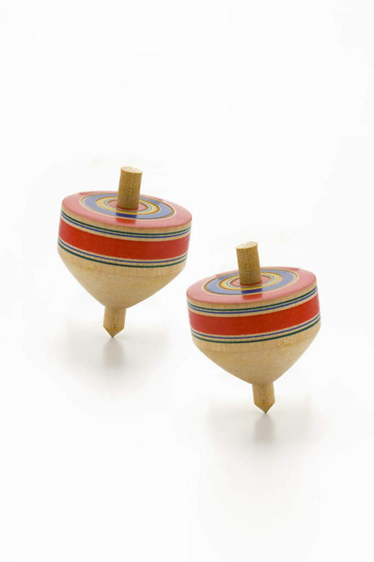 无人,竖图,俯视,室内,特写,白天,白色背景,游戏,静物,玩,娱乐,两个,陀螺,休闲,益智,摄影,影棚,活动,发泄,消遣,智力,宣泄,陀罗,干乐,冰尜,打老牛,独乐,玩耍,嬉戏,彩图,高角度拍摄,影棚拍摄,拍摄