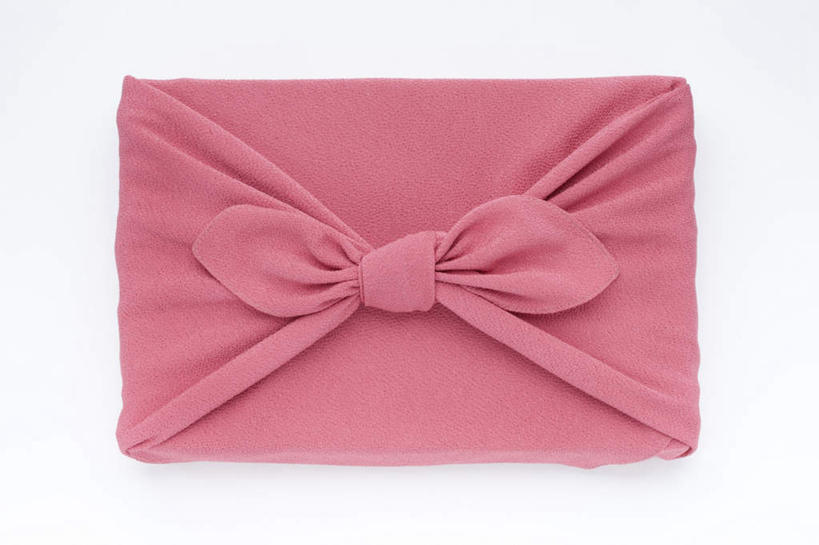 盒饭,无人,横图,俯视,室内,特写,白天,白色背景,静物,花纹,日本文化,包裹,便当,布,图案,布纹,文化,一个,粉色,便捷,摄影,影棚,单个,布匹,便利,快捷,弁当,风吕敷,包袱布,彩图,高角度拍摄,影棚拍摄,拍摄