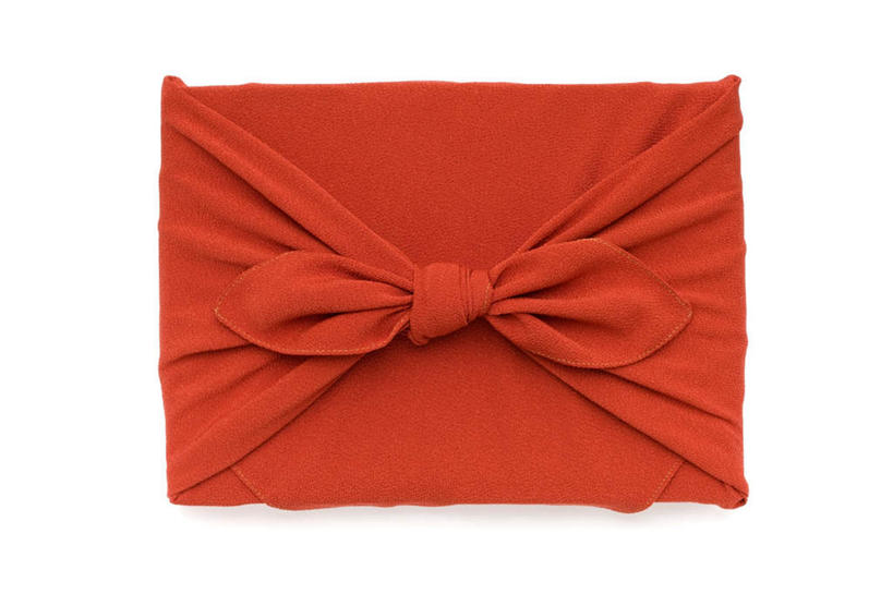 盒饭,无人,横图,俯视,室内,特写,白天,白色背景,静物,花纹,日本文化,包裹,便当,布,图案,布纹,文化,一个,红色,便捷,摄影,影棚,单个,布匹,便利,快捷,弁当,风吕敷,包袱布,彩图,高角度拍摄,影棚拍摄,拍摄