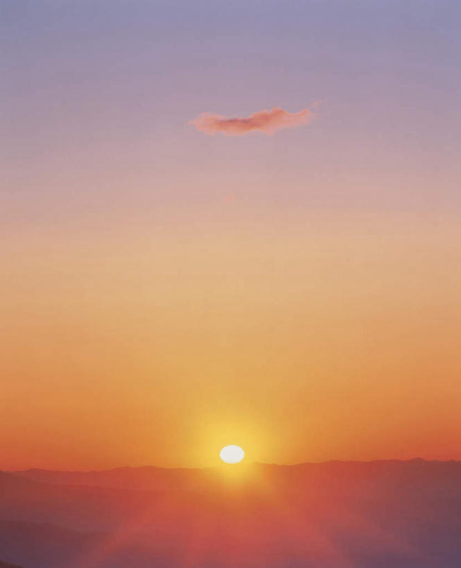 无人,竖图,全景,室外,白天,正面,旅游,度假,日出,美景,山,山脉,太阳,天际线,日本,亚洲,朦胧,模糊,地平线,景观,山峰,云,云朵,辽阔,地面,朝霞,晨曦,黎明,山峦,云彩,娱乐,蓝色,白云,蓝天,天空,阳光,自然,群山,天,享受,休闲,景色,放松,晴朗,一望无际,自然风光,延伸,东亚,本州,本州岛,日本国,天地相交,岩手,岩手县,东北地方,八幡平,朝阳,晴空,彩图,破晓