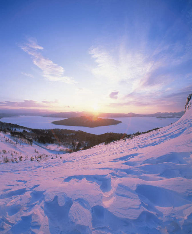 无人,竖图,全景,室外,白天,正面,旅游,度假,日出,湖,湖泊,美景,树林,水,太阳,天际线,雪,植物,大雪,北海道,日本,亚洲,朦胧,模糊,地平线,湖面,积雪,景观,水流,水面,雪景,云,云朵,冬季,冬天,辽阔,地面,朝霞,晨曦,黎明,云彩,娱乐,树,树木,蓝色,绿色,白云,蓝天,天空,阳光,自然,湖水,天,享受,休闲,景色,放松,寒冷,生长,晴朗,成长,一望无际,自然风光,延伸,东亚,日本国,天地相交,北海道地方,北海道岛,严寒,钏路湖,朝阳,晴空,彩图,破晓,钏路,钏路市