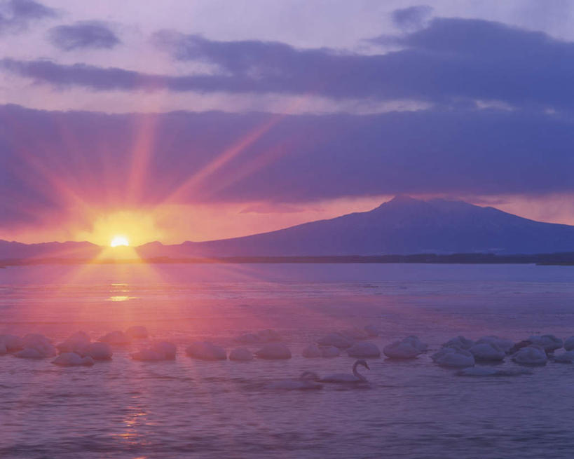 无人,横图,室外,白天,正面,旅游,度假,日出,山,山脉,太阳,雪,大雪,北海道,日本,亚洲,朦胧,模糊,积雪,山峰,雪景,云,云朵,冬季,冬天,朝霞,晨曦,黎明,山峦,云彩,娱乐,蓝色,白云,蓝天,天空,阳光,群山,天,享受,休闲,放松,寒冷,晴朗,东亚,日本国,北海道地方,北海道岛,严寒,朝阳,晴空,彩图,破晓