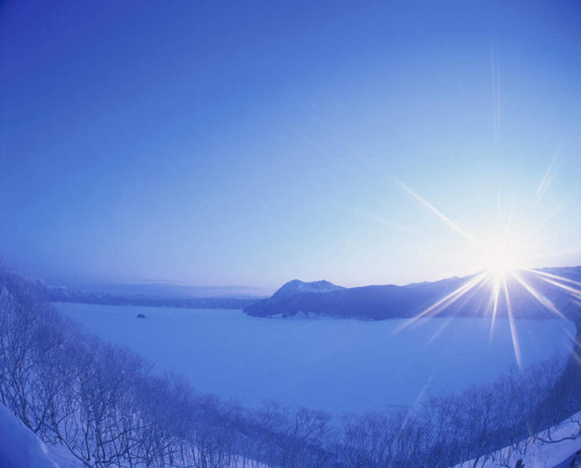 无人,横图,室外,白天,正面,旅游,度假,湖,湖泊,山,山脉,树林,水,雪,植物,大雪,北海道,日本,亚洲,朦胧,模糊,地平线,湖面,积雪,山峰,水流,水面,雪景,冬季,冬天,辽阔,地面,山峦,娱乐,树,树木,蓝色,绿色,蓝天,天空,自然,湖水,群山,天,享受,休闲,放松,寒冷,生长,晴朗,成长,一望无际,延伸,东亚,万里无云,日本国,天地相交,北海道地方,北海道岛,严寒,川上郡,钏路支厅,弟子屈町,摩周湖,晴空,晴空万里,彩图,道东