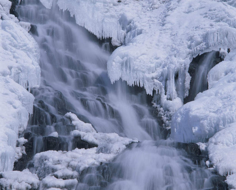 无人,横图,室外,白天,正面,旅游,度假,河流,瀑布,山,山脉,水,雪,大雪,北海道,日本,亚洲,飞溅,朦胧,模糊,溅,液体,冰,河水,积雪,山峰,水滴,水流,雪景,冬季,冬天,山峦,娱乐,水珠,小溪,群山,溪水,享受,休闲,放松,寒冷,喷洒,东亚,日本国,北海道地方,北海道岛,严寒,冰瀑,跌水,彩图