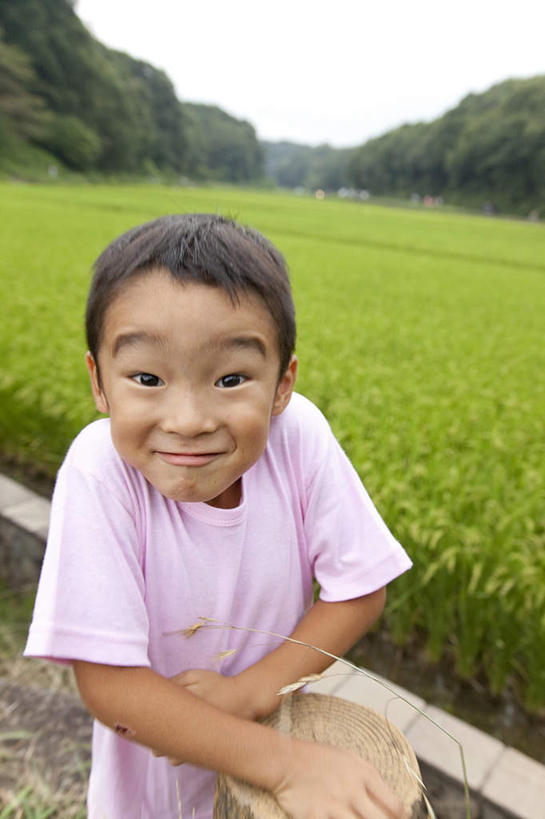 东方人,儿童,一个人,农田,站,笑,微笑,竖图,室外,白天,正面,纯洁,庄稼,农作物,山,山脉,树林,植物,亚洲,仅一个男性,仅一个人,朦胧,模糊,山峰,山峦,注视,黄种人,树,树木,小孩,蓝色,绿色,蓝天,天空,自然,群山,天,观察,看,站着,仅一个小孩,可爱,童年,童趣,生长,晴朗,成长,观看,察看,关注,童真,烂漫,无邪,万里无云,天真,男孩,男人,男性,亚洲人,孩子,晴空,晴空万里,站立,半身,彩图,耕地,庄稼田,男生