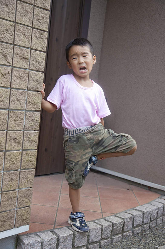 东方人,儿童,一个人,竖图,室外,白天,正面,纯洁,楼梯,门,亚洲,仅一个男性,仅一个人,撑,握,朦胧,模糊,阶梯,拿,拿着,抬腿,黄种人,台阶,小孩,门框,张嘴,仅一个小孩,疼痛,可爱,童年,童趣,握着,撑着,痛苦,张大嘴巴,童真,烂漫,无邪,天真,男孩,男人,男性,亚洲人,孩子,张开嘴,彩图,全身,男生