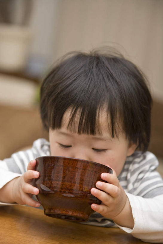 东方人,儿童,脸,头,脸颊,一个人,捧,竖图,室外,特写,白天,正面,纯洁,餐具,亚洲,仅一个女性,仅一个人,喝,朦胧,模糊,木制,黄种人,一个,小孩,木制品,碗,仅一个小孩,可爱,童年,童趣,单个,童真,烂漫,无邪,天真,女孩,女人,女性,亚洲人,孩子,头部,脸部,脸蛋,面部,进餐用具,烹调用具,端,端着,捧着,手捧,半身,彩图,女生