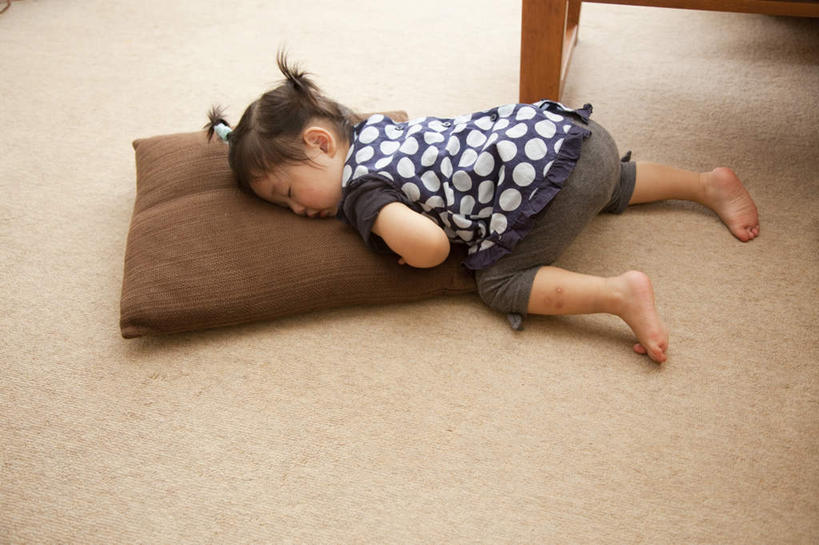 东方人,儿童,一个人,闭眼,睡,横图,俯视,室内,白天,纯洁,靠垫,亚洲,仅一个女性,仅一个人,朦胧,模糊,褐色,靠枕,黄种人,一个,小孩,垫子,枕头,趴着,仅一个小孩,可爱,童年,童趣,单个,童真,烂漫,无邪,天真,女孩,女人,女性,亚洲人,孩子,闭眼睛,闭着眼,闭着眼睛,困,困觉,趴,寝息,睡觉,彩图,高角度拍摄,全身,女生