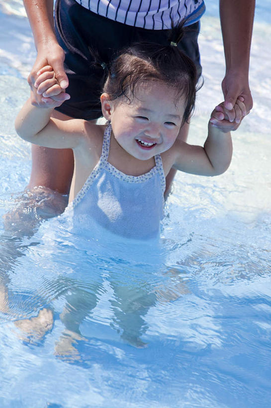 东方人,儿童,两个人,家庭,伙伴,朋友,体育馆,游泳池,站,握手,笑,微笑,露齿笑,竖图,俯视,室外,白天,友谊,纯洁,水,亚洲,握,阴影,朦胧,模糊,光线,影子,水池,水面,拿,拿着,黄种人,泳池,小孩,阳光,站着,温暖,温馨,一家人,可爱,童年,童趣,握着,和睦,游泳馆,童真,烂漫,无邪,天真,友情,年轻女性,女孩,女人,女性,亚洲人,孩子,年轻人,搀手,拉手,手拉手,手握手,站立,半身,彩图,高角度拍摄,融洽,女生