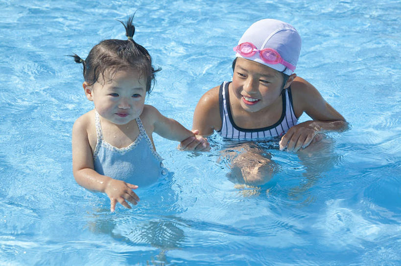 游泳,东方人,儿童,两个人,家庭,伙伴,朋友,体育馆,游泳池,站,蹲,握手,笑,微笑,露齿笑,横图,俯视,室外,白天,锻炼,友谊,纯洁,运动,水,亚洲,握,阴影,朦胧,模糊,光线,潜水镜,影子,泳镜,水池,水面,拿,拿着,注视,黄种人,泳池,小孩,阳光,观察,看,站着,温暖,温馨,一家人,可爱,童年,童趣,握着,观看,和睦,察看,游泳馆,关注,童真,烂漫,无邪,面镜,体育,天真,友情,年轻女性,女孩,女人,女性,亚洲人,孩子,年轻人,搀手,蹲着,拉手,手拉手,手握手,站立,彩图,高角度拍摄,全身,健身,融洽,女生