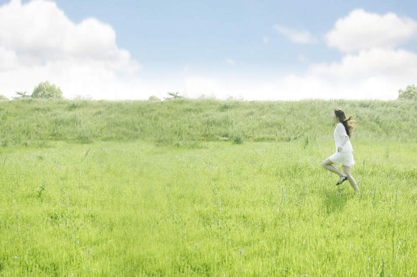 东方人,头发,一个人,站,跑,横图,俯视,室外,白天,裙子,锻炼,旅游,度假,运动,草地,草坪,植物,亚洲,仅一个年轻女性,仅一个女性,仅一个人,阴影,连衣裙,光线,影子,云,云朵,云彩,注视,黄种人,娱乐,草,树,树木,蓝色,绿色,白色,黑色,白云,蓝天,天空,阳光,自然,天,观察,看,站着,享受,休闲,放松,生长,成长,观看,察看,关注,体育,年轻女性,女人,女性,亚洲人,长发,跑步,站立,彩图,高角度拍摄,全身,健身